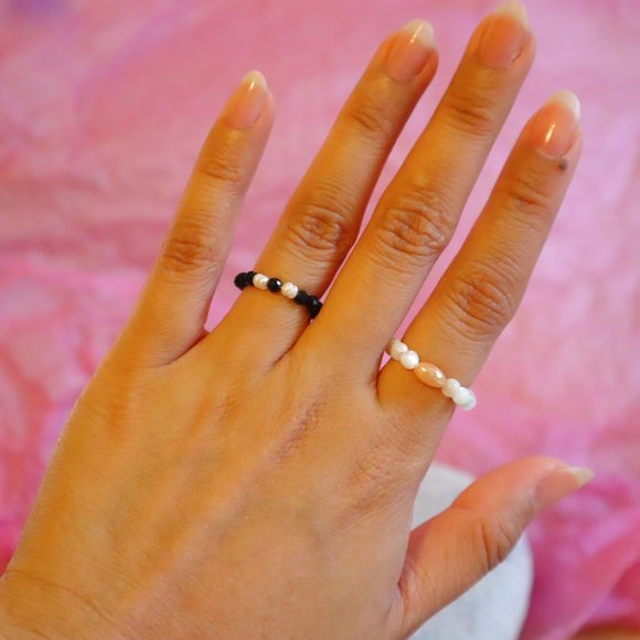 beaded ring in minimal black crystal stone beads and genuine seed pearls - Picture 5 of 11
